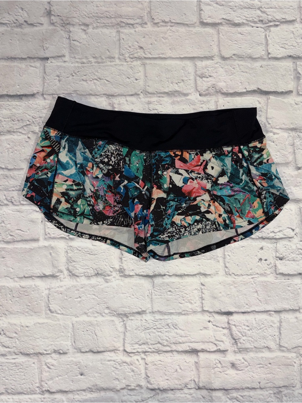 Lululemon Speed Up Short *2.5" in Color Crush Multi / Black. Size 8
